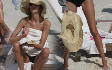 Anja Rubik wypoczywa na plaży (FOTO)