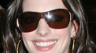 Anne Hathaway w bikini, bez makijażu