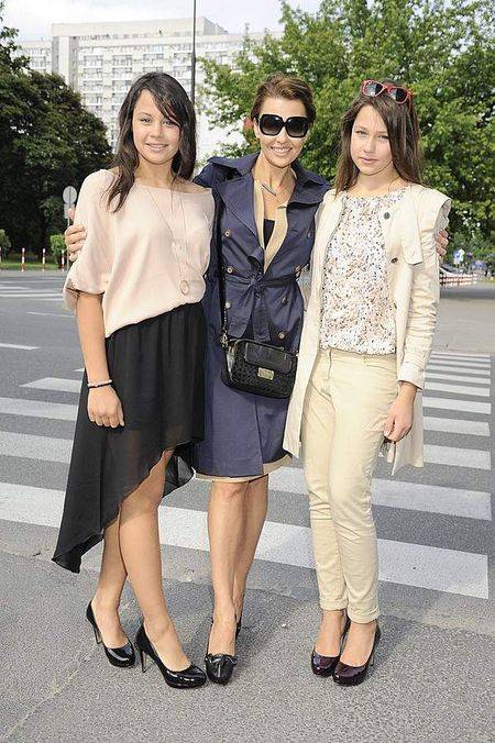 Anna Popek z córkami na otwarciu salonu urody