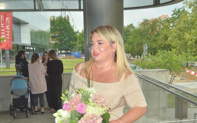 Katarzyna Niezgoda szczuplejsza, w nowej fryzurze i kobiecej stylizacji