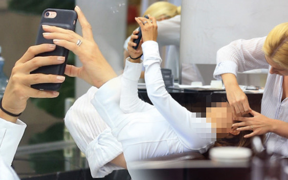 Nawet podczas masażu nie może się rozstać z telefonem (ZDJĘCIA)