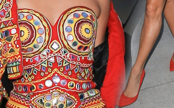 Makijaż dobrała do TEJ sukienki (ZDJĘCIA)