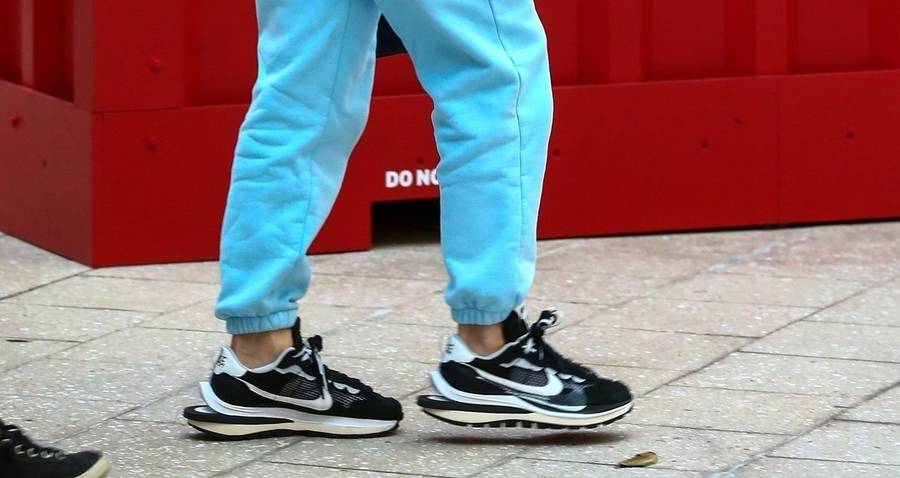 Jennifer Lopez w dresie i adidasach