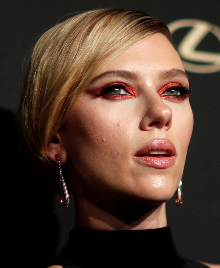 Jest świetny! Scarlett wygląda oryginalnie