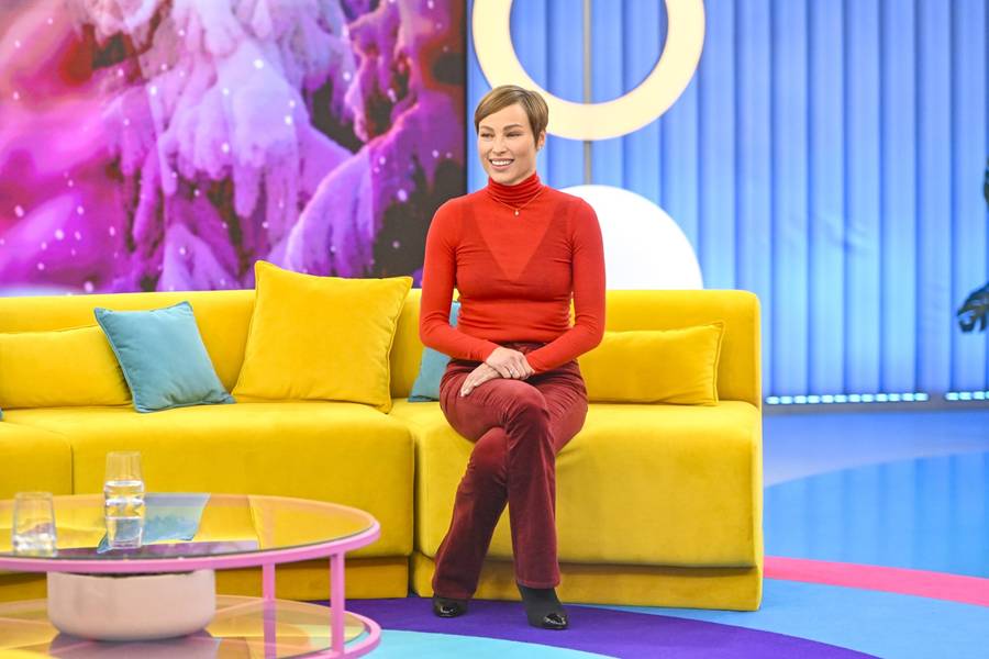Weronika Książkiewicz w odważnej stylizacji w “Halo Tu Polsat”! Postawiła na klasyczną czerwień z pazurem (FOTO)