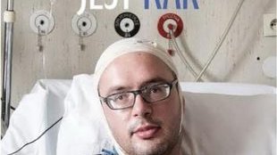 Ludzie modlą się za księdza Jana Kaczkowskiego