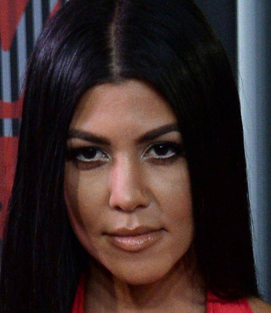 12 zdjęć, które ukazują, jak NAPRAWDĘ Kourtney Kardashian wygląda z bliska