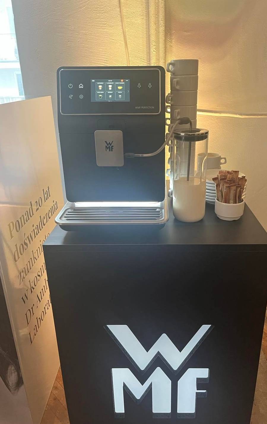 Pokaz kolekcji Dawida Wolińskiego: Małgorzata Kożuchowska z odkrytymi plecami, Natasza Urbańska i jej zgrabne nogi