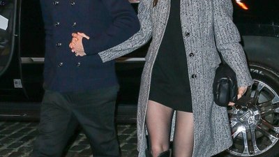 Anne Hathaway w krótkiej mini na randce z mężem