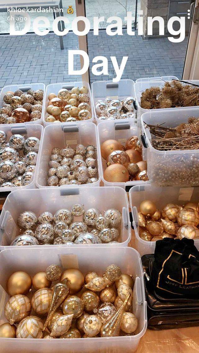 Khloe Kardashian ubiera choinkę – w jakim stylu będzie w tym roku?