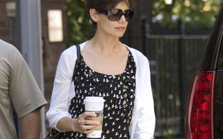 Katie Holmes zrzuciła podwinięte dżinsy (FOTO)