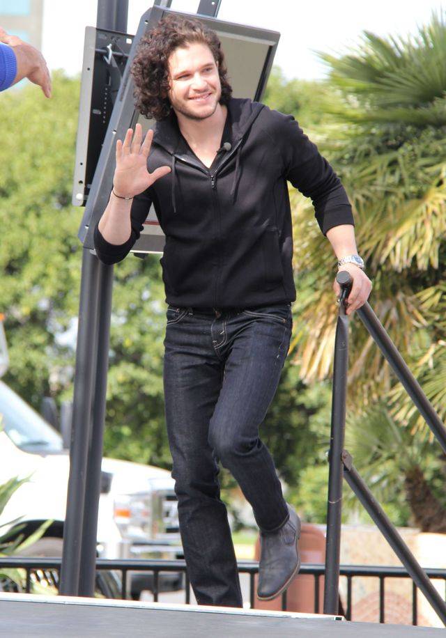 Kit Harington na planie show Extra