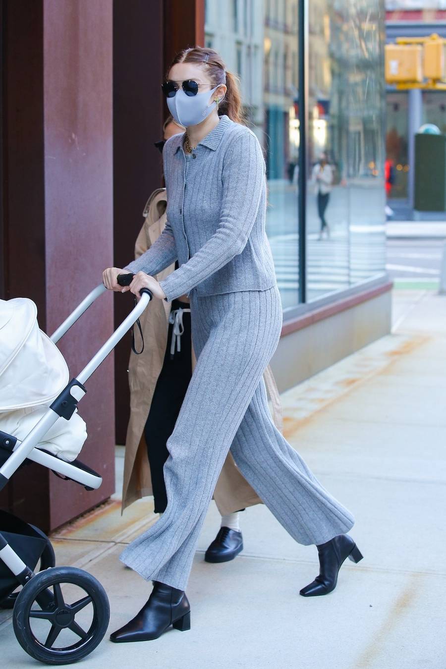 Gigi Hadid na spacerze z córką.