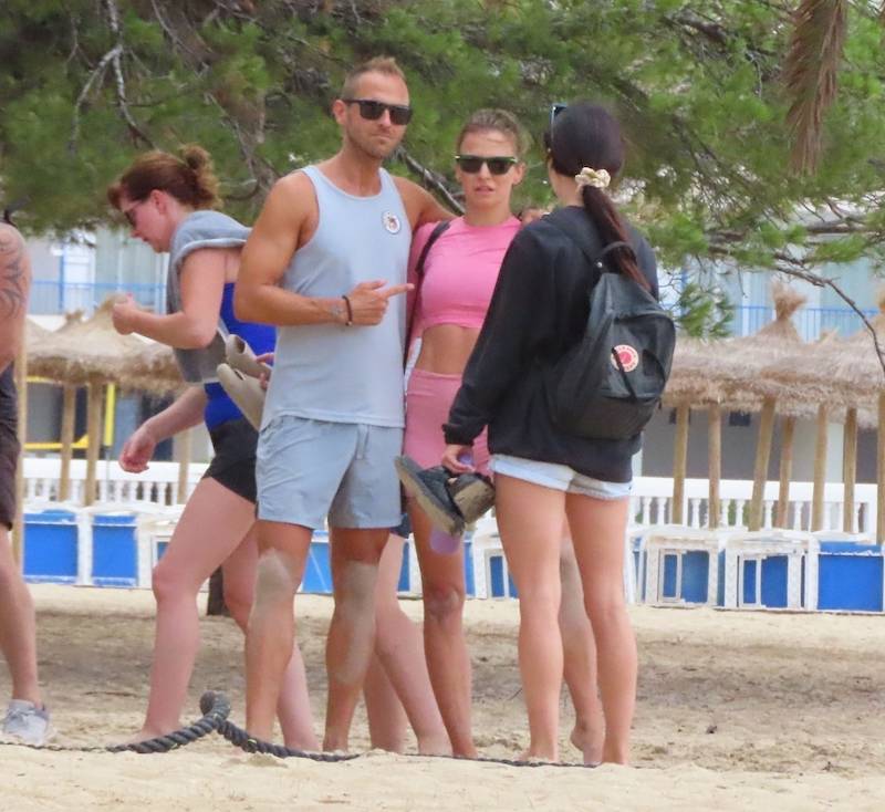 Anna Lewandowska ćwiczy na plaży, a asystentka robi jej relacje na Instagram (ZDJĘCIA)