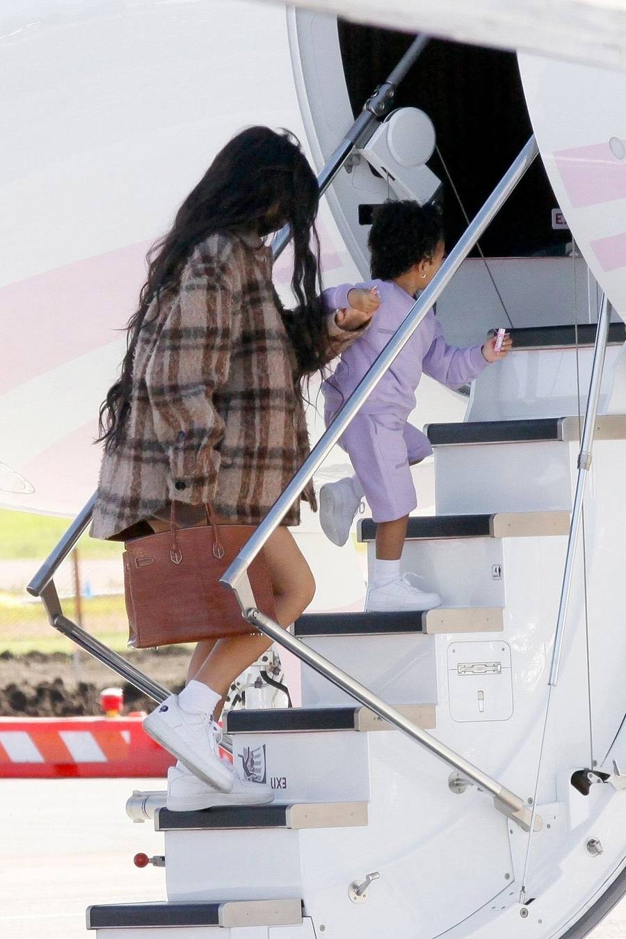 Kylie Jenner z córką wsiadają do odrzutowca