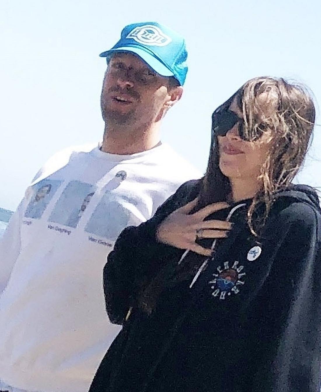 Dakota Johnson i Chris Martin na plaży