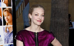 Amanda Seyfried – prosty fason, ale ten kolor… (FOTO)