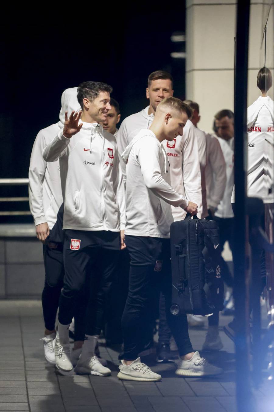 Reprezentacja Polski melduje się na zgrupowaniu kadry. Piłkarze rozdają młodym fanom autografy (FOTO)