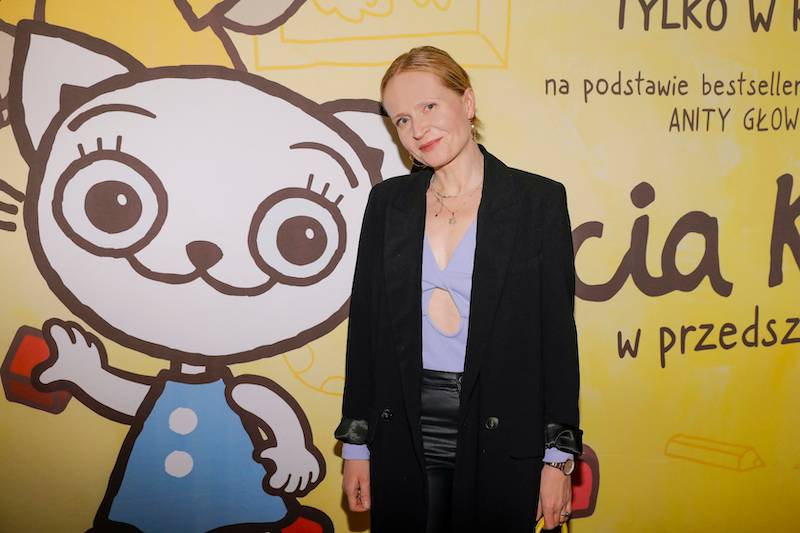 Premiera filmu “Kicia Kocia w przedszkolu”. Krzysztof Czeczot i Maja Hyży pozują z córeczkami