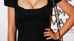 Miranda Kerr karmi piersią synka (FOTO)