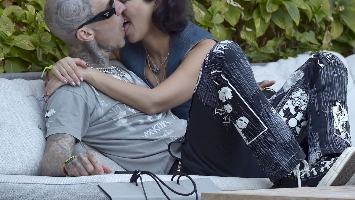 Kourtney Kardashian całuje się z Travisem Barkerem fot. / Backgrid UK / Forum