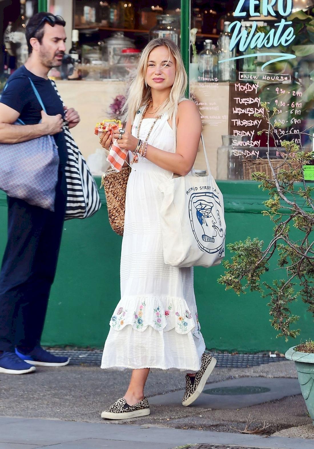 Amelia Windsor na zakupach