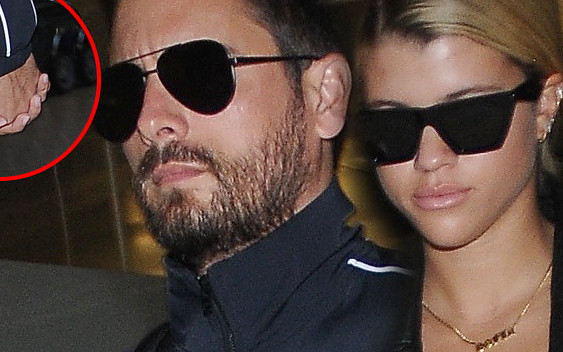 Scott Disick z Sofią Richie za rączkę na lotnisku (ZDJĘCIA)