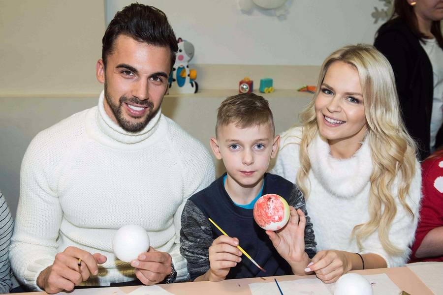 Gwiazdy odwiedziły dzieci w świetlicy na Pradze – malowanie bombek i kolędy