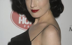 Dita Von Teese nago!