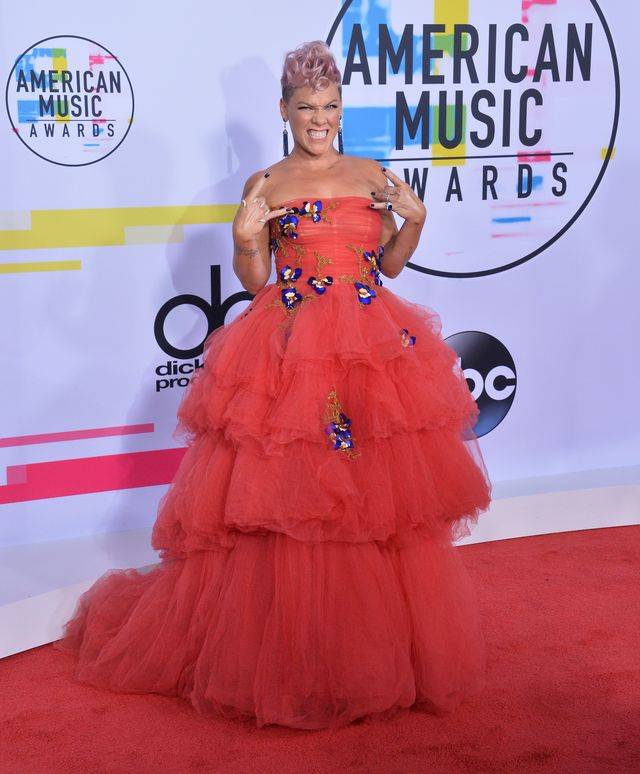 American Music Awards 2017 – kreacje gwiazd na czerwonym dywanie