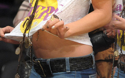 Kto się chwali takim seksownym brzuszkiem? (FOTO)