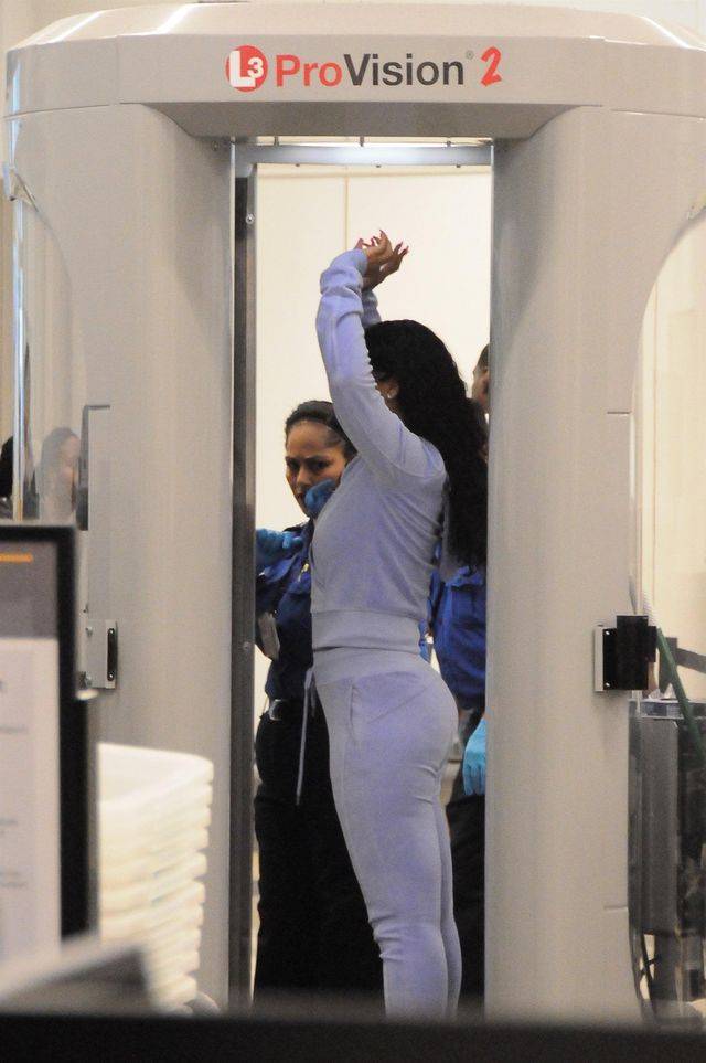 Welurowe dresy obnażyły prawdę o dodatkowych 12 kilogramach Rihanny