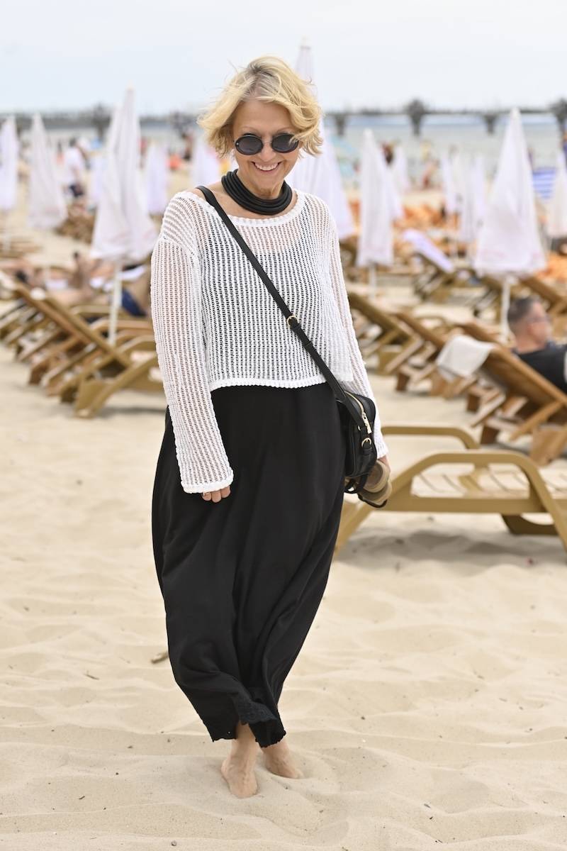 28. Festiwal Gwiazd w Międzyzdrojach. Magdalena Wołłejko, gwiazda filmów PRL promienieje na plaży