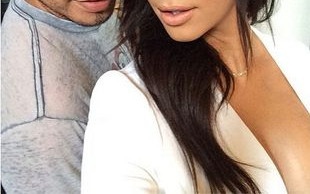 Kim Kardashian nie może przestać wietrzyć piersi? (FOTO)