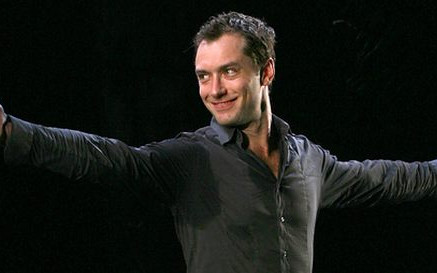 Jude Law jako Hamlet (FOTO)