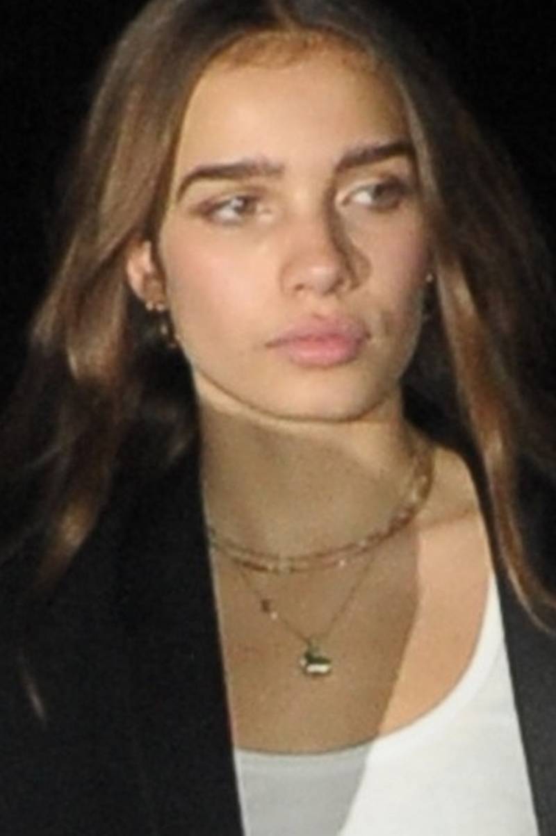 Pijany w sztok Brooklyn Beckham odjeżdża z dziewczyną z imprezy (ZDJĘCIA)