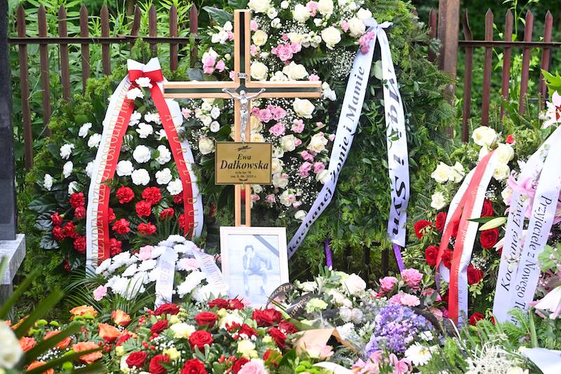 Pogrzeb Ewy Dałkowskiej. Ewa Błaszczyk wykonała gest, który poruszył wszystkich… (FOTO)