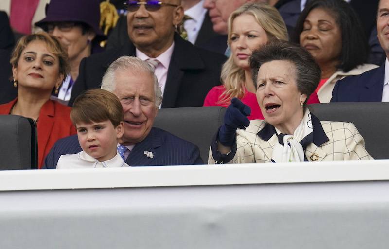 Książę Louis wstaje i siada na kolanach dziadka, księcia Karola (WIDEO)