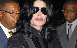 Raport z sekcji zwłok Jacksona sfałszowany!