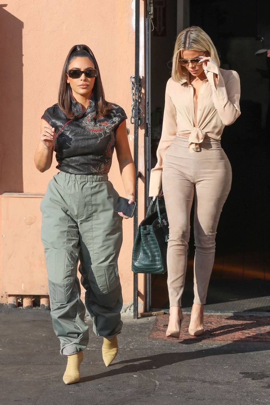 Która ma lepszy styl? Kim i Khloe Kardashian na lunchu (ZDJĘCIA)