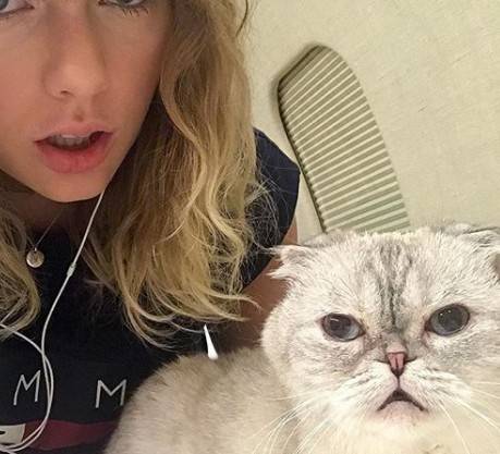 Przyznajcie się, ilu z Was odkryło, że Taylor ukrywa ciążowy brzuszek?