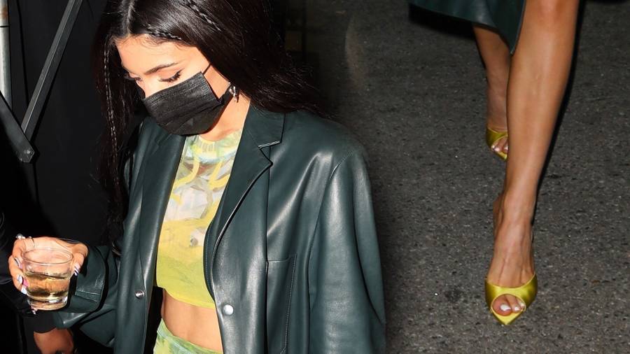 Kylie Jenner imprezuje w krótkiej mini. Takiej torebki nie ma chyba żadna gwiazda (ZDJĘCIA)