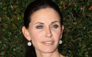 Courtney Cox już nie szaleje z samoopalaczem (FOTO)