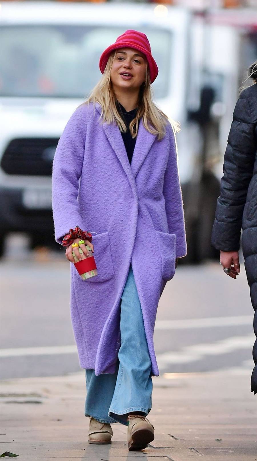 Amelia Windsor z kubkiem kawy