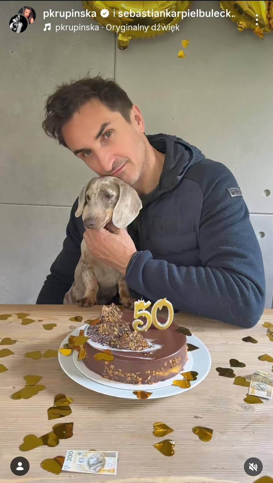 Sebastian Karpiel-Bułecka świętuje 50. urodziny z rodziną. “Ty się chyba konserwujesz oscypkiem”