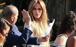 Jennifer Lopez krótszej spódnicy włożyć nie mogła (FOTO)