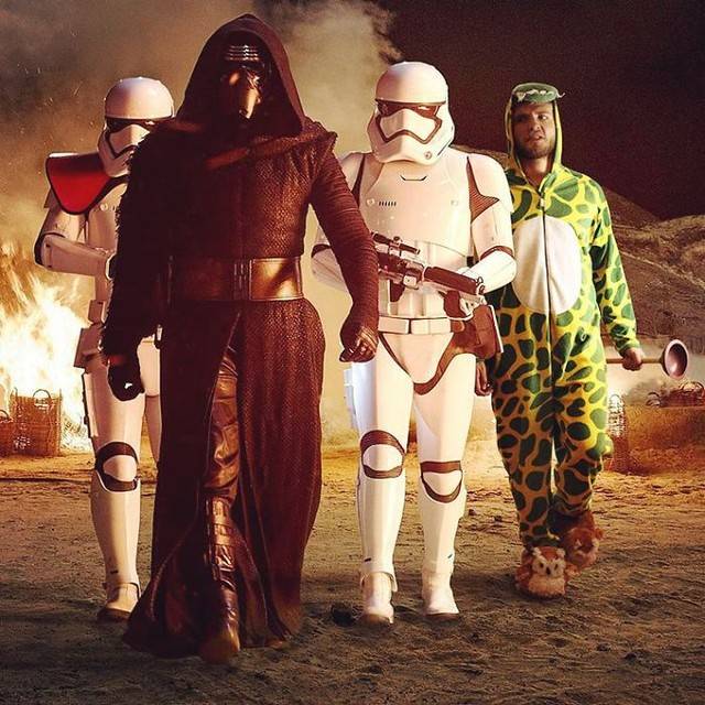 Jak zaprzyjaźnić się z gwiazdami? Wstawić siebie do ich fotek