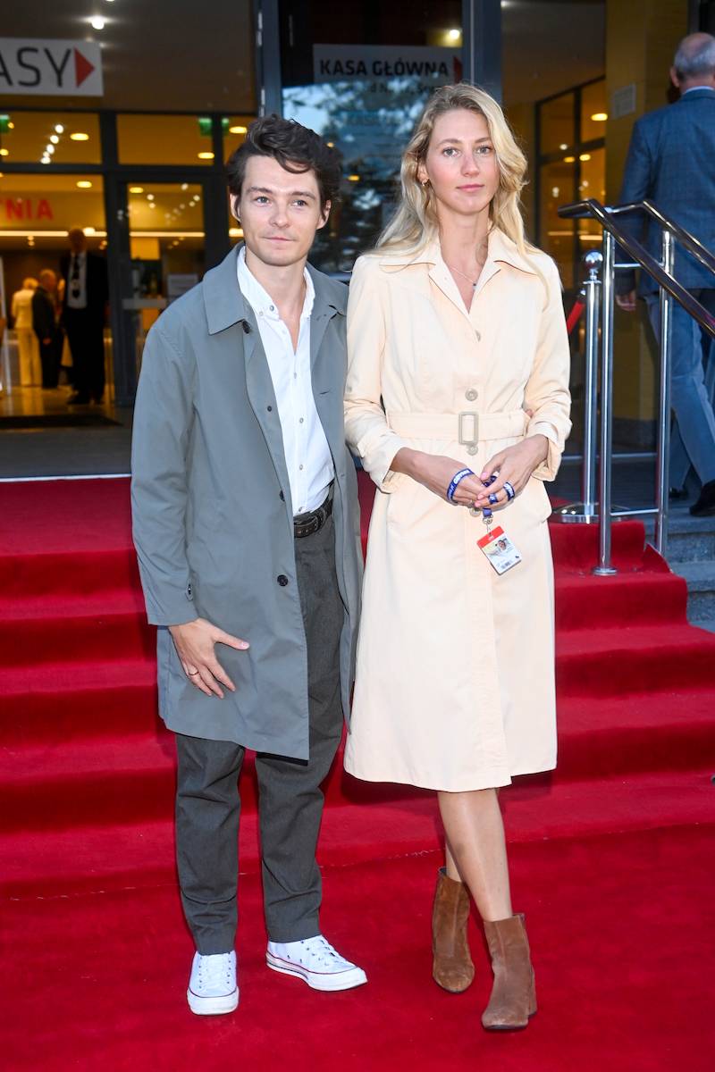 Otwarcie Festiwalu Filmowego w Gdyni. Maria Dębska, Tomasz Schuchardt z żoną i Tomasz Ziętek z partnerką