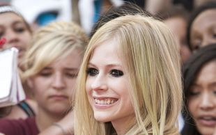 Avril Lavigne bez pierścionka zaręczynowego (FOTO)