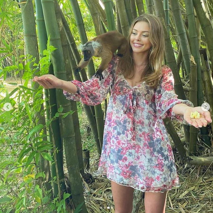 Joanna Opozda pozuje z lemurami. 